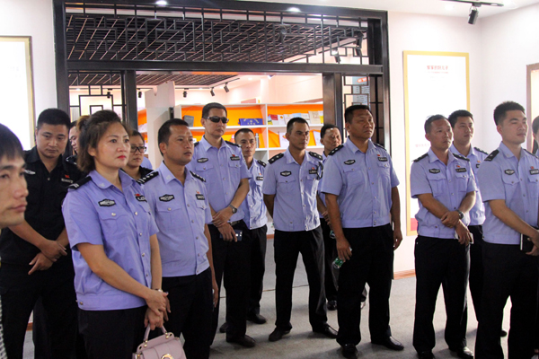 我局组织民警到县两学一做学习教育基地参观学习卢忠民同志先进事迹