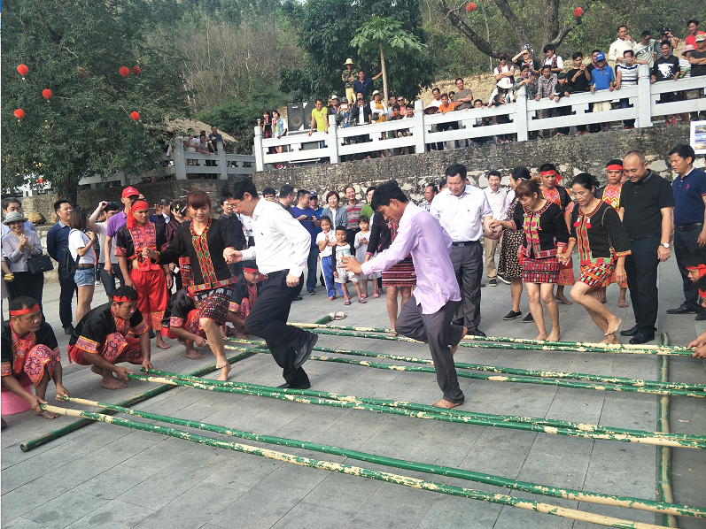 乙劳村组织竹竿舞表演队伍助力木棉旅游月